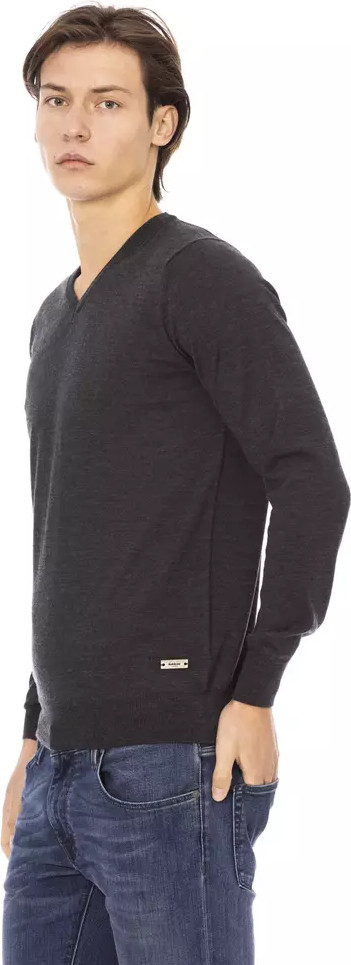 Мужской свитер из серой ткани