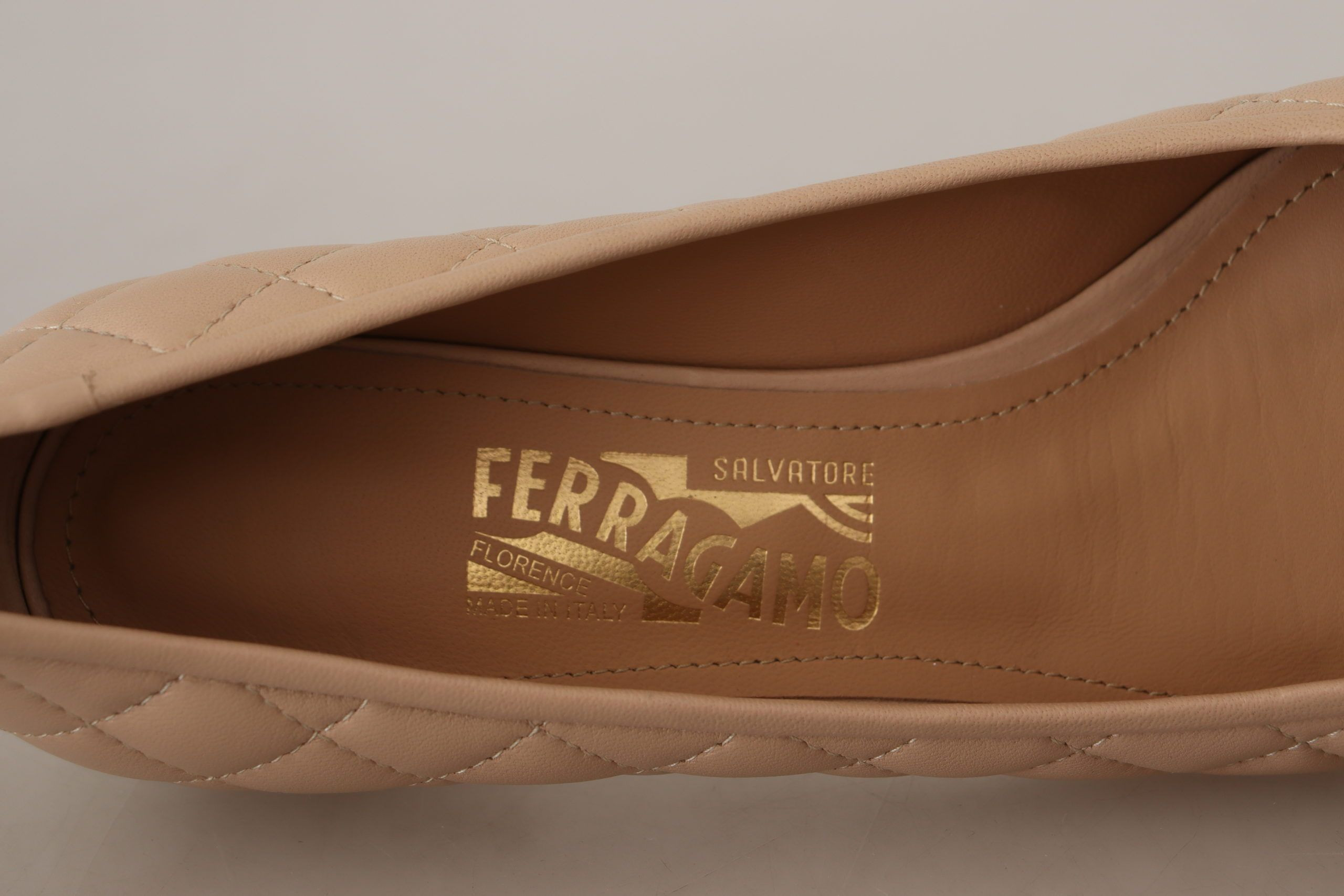 Pumps Salvatore Ferragamo Elegant Quilted Leather