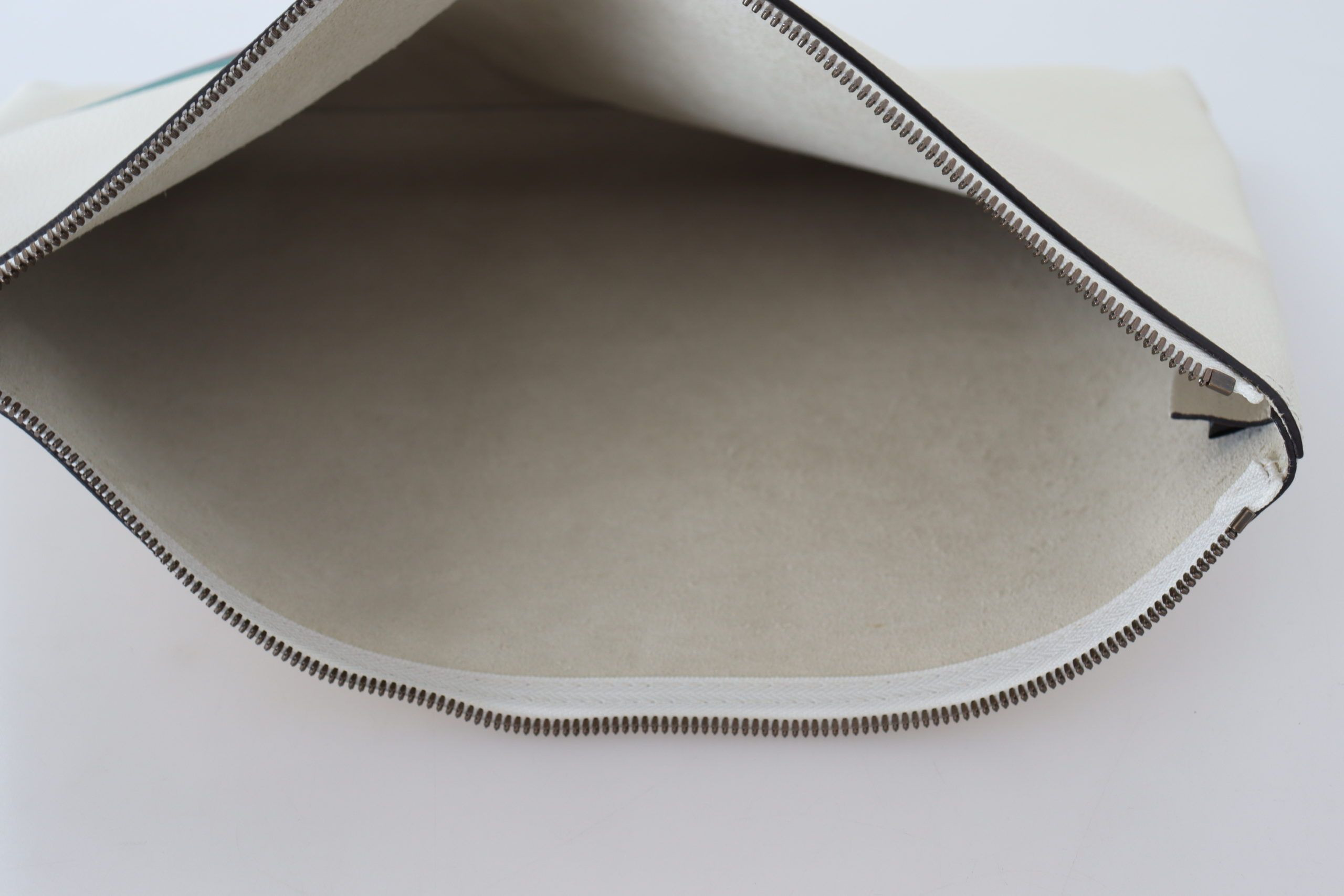 Clutch Bag Gucci Sleek Pebbled Leather
