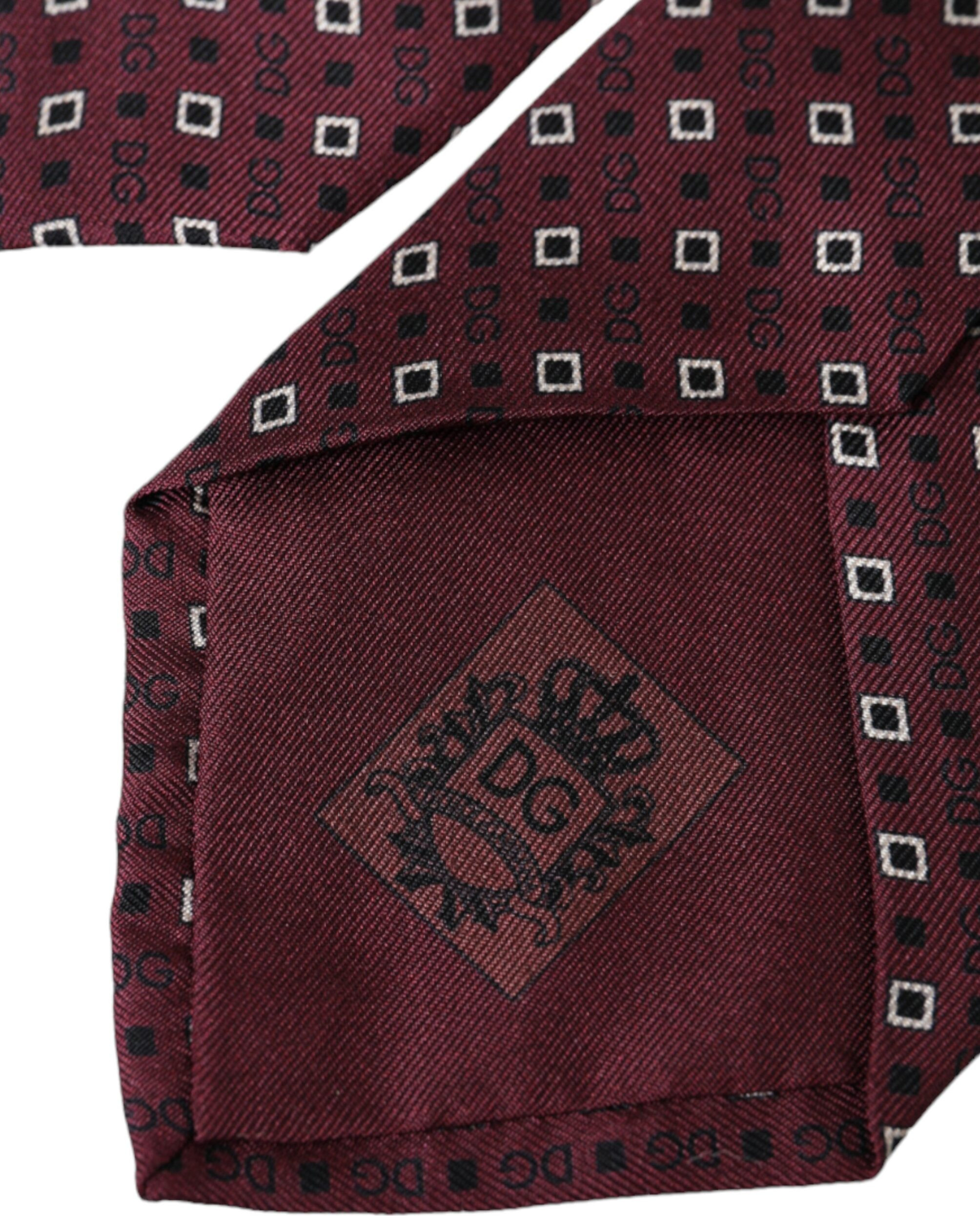 Dolce & Gabbana maroon ipakdan tikilgan logotipli erkaklar galstugi