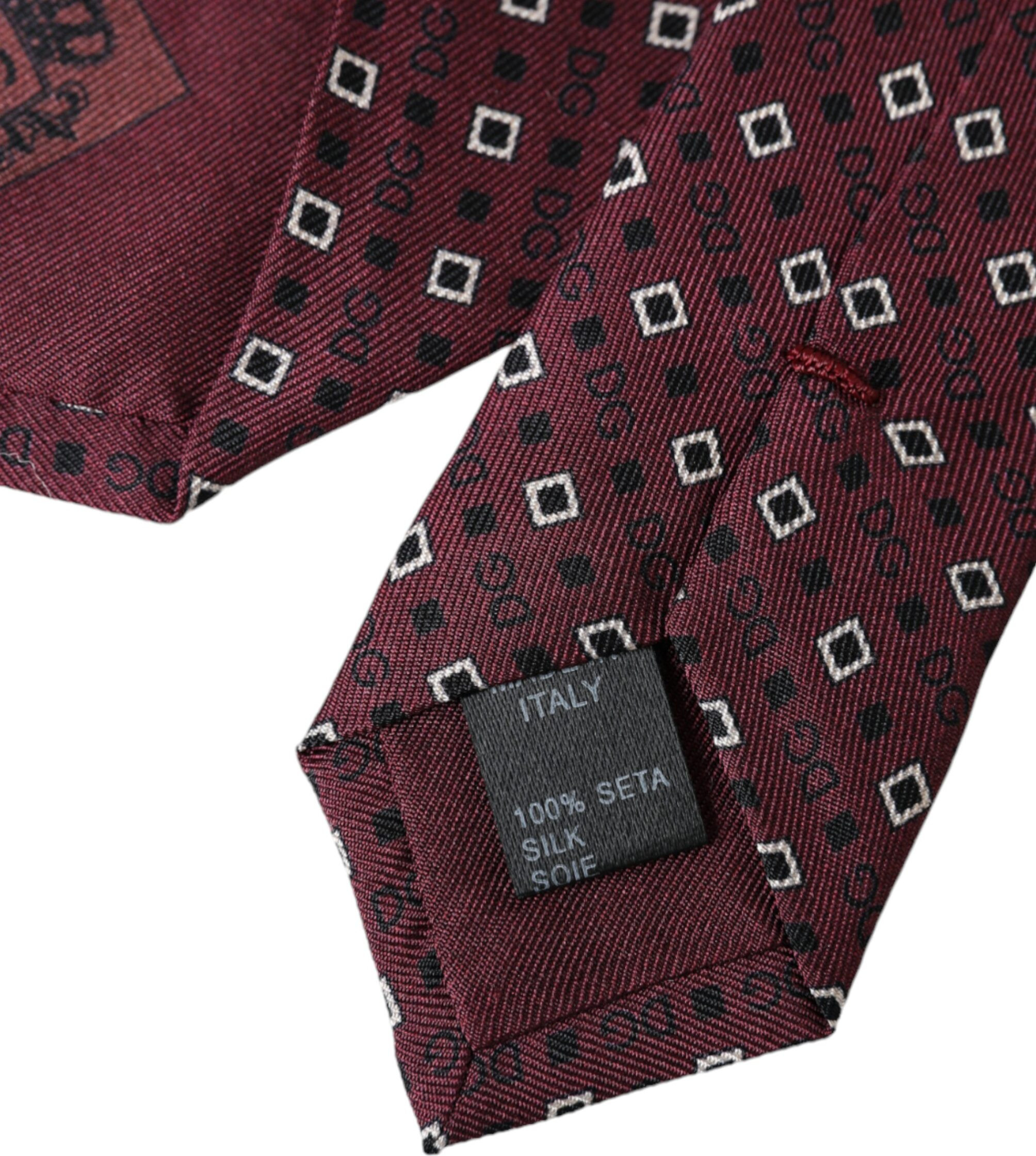 Dolce & Gabbana maroon ipakdan tikilgan logotipli erkaklar galstugi