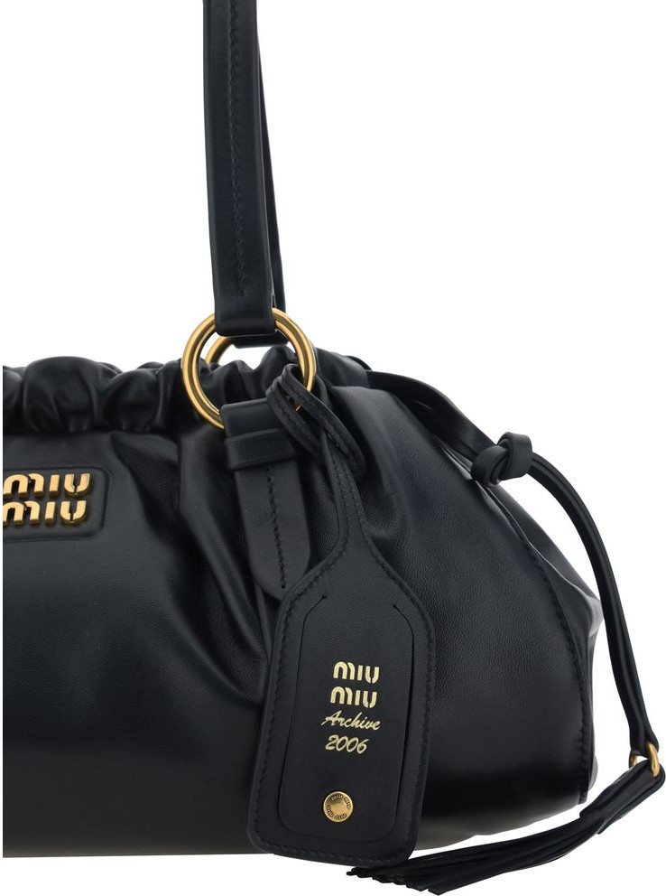 El shakasi Miu Miu Joie Charm o'lchamli sumkasi