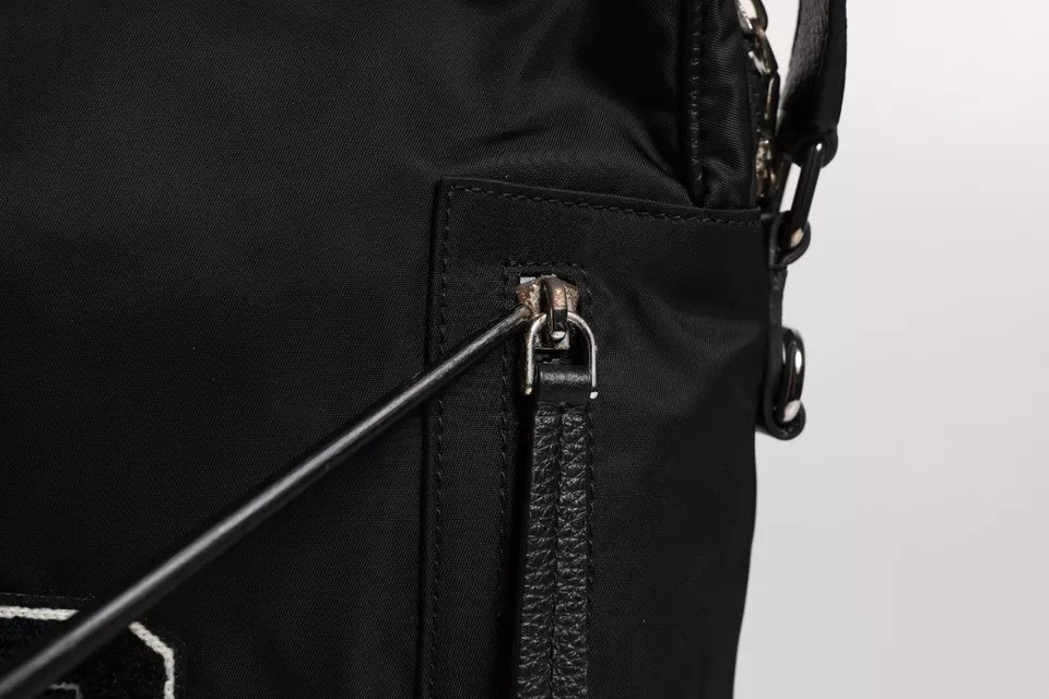 Dolce & Gabbana Messenger Crossbody Sumkasi, Qora Nishonli teri