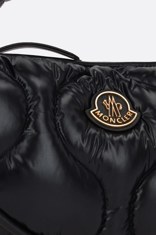 Сумка-хобо Moncler Chic с пуховым наполнителем из нейлона