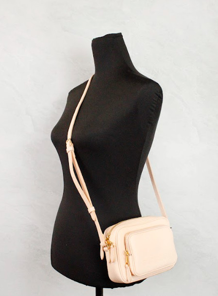 Crossbody sumkasi Burberry Kichik logotipli kamera Crossbody sumkasi