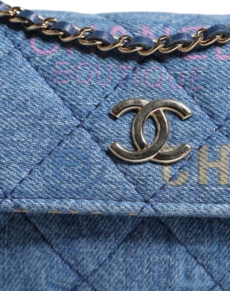 Сумка через плечо Chanel с принтом Micro Logo и бахромой