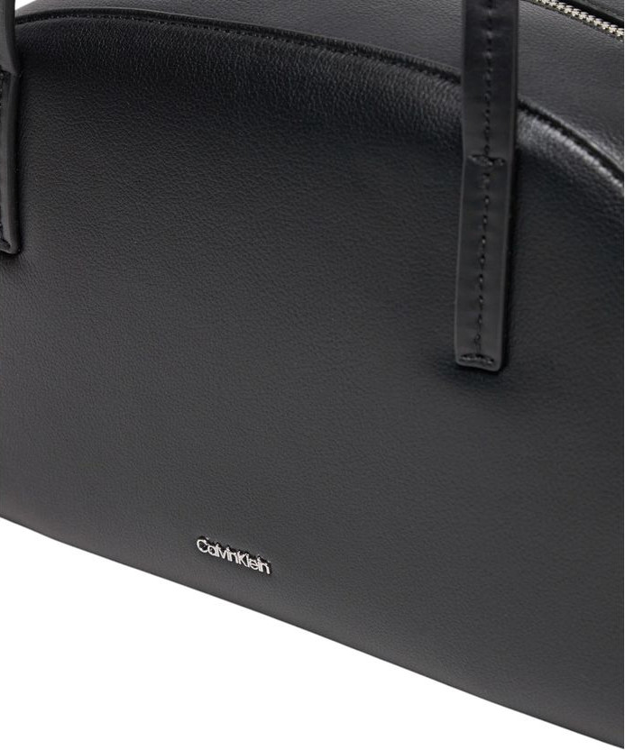Calvin Klein sumkasi