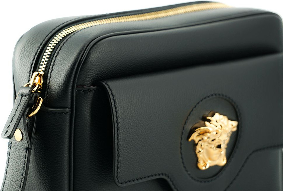Сумка через плечо Versace Sleek Черная из телячьей кожи Camera Shoulder Bag