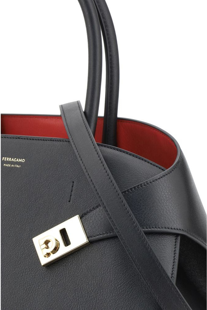 Ferragamo Hug sumkasi