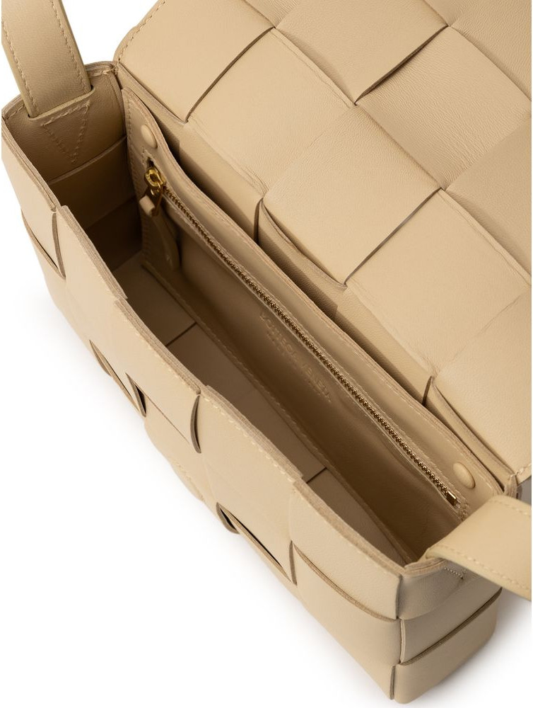 Bottega Veneta sumkasi