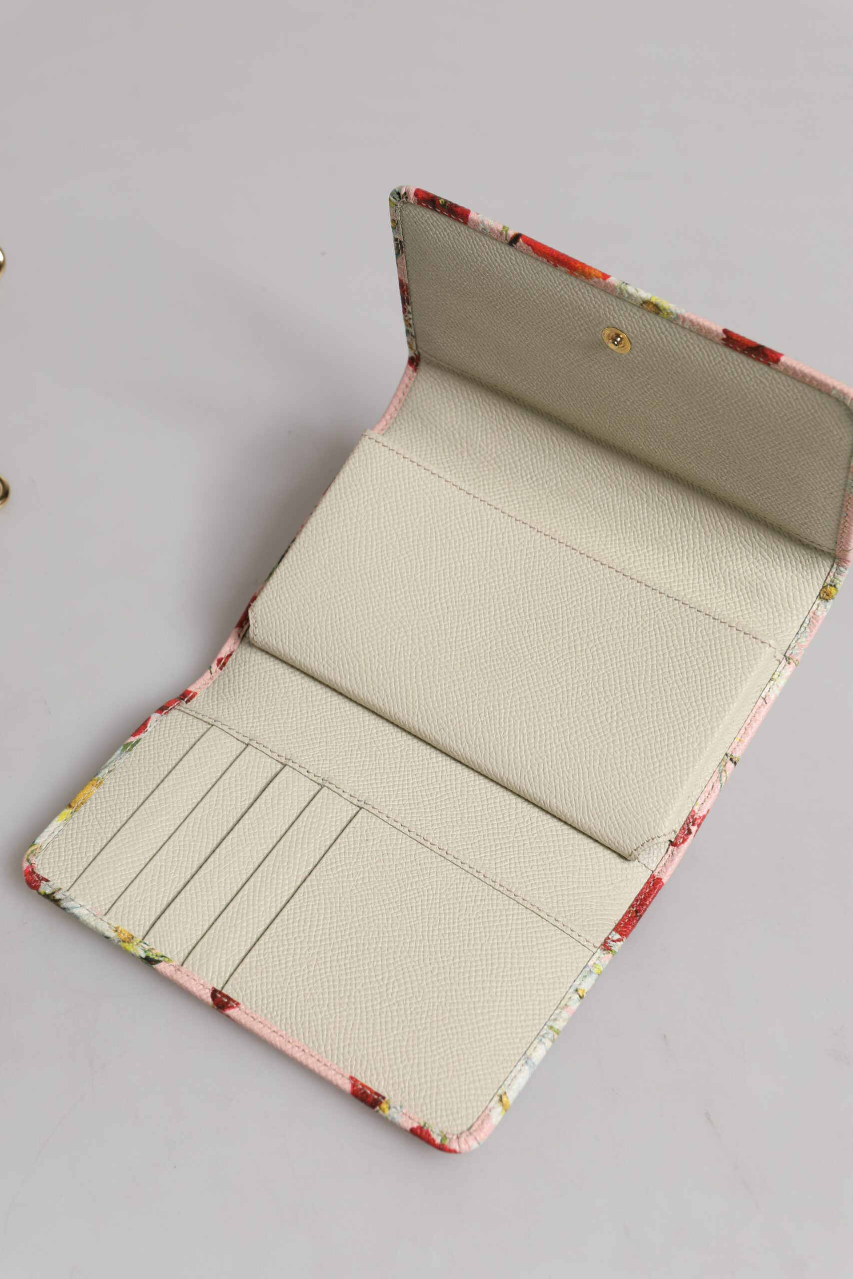 Dolce & Gabbana pushtoy sumkasi, pushti gulli charm, logotipi bor, bukmal sumka