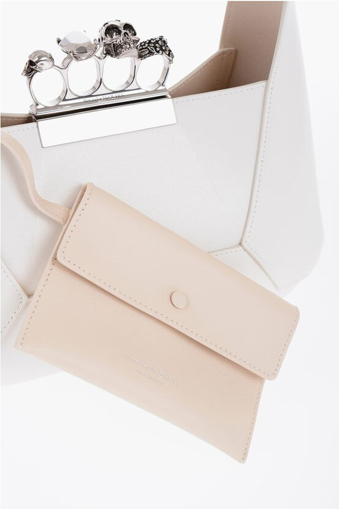 Alexander McQueen charmli Saffiano teri Elbicki sumkasi