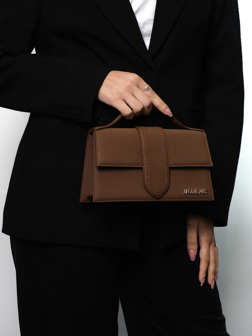Сумка Jacquemus Le Grand Bambino