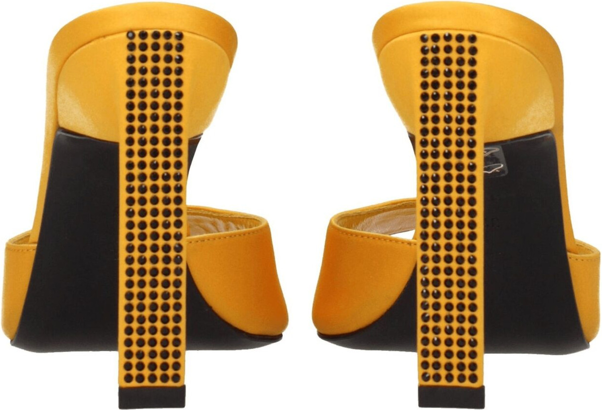 The Attico brendi tomonidan ishlab chiqarilgan to'q sari rangli atlasdan tikilgan stiletto poshnadagi sandallar