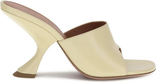 Amina Muaddi dan "Cream Calf Leather Bos Taurus" stiletto poshnadali