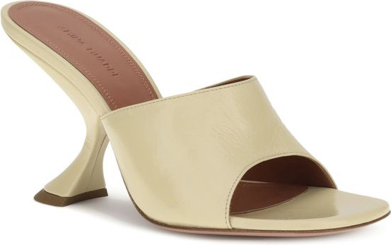 Amina Muaddi dan "Cream Calf Leather Bos Taurus" stiletto poshnadali