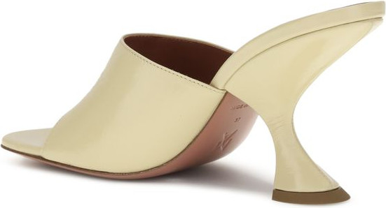 Amina Muaddi dan "Cream Calf Leather Bos Taurus" stiletto poshnadali