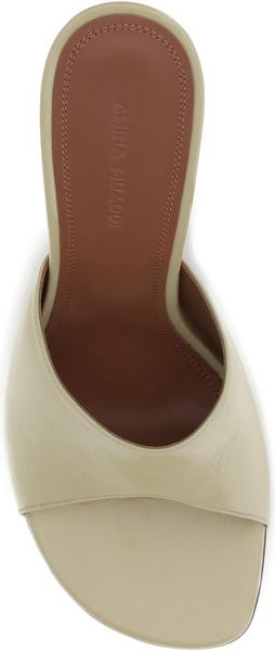 Amina Muaddi dan "Cream Calf Leather Bos Taurus" stiletto poshnadali