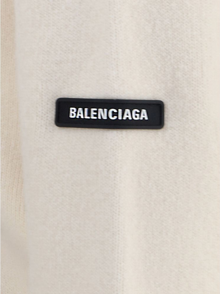 Oq jun'dan tikilgan Balenciaga sviter