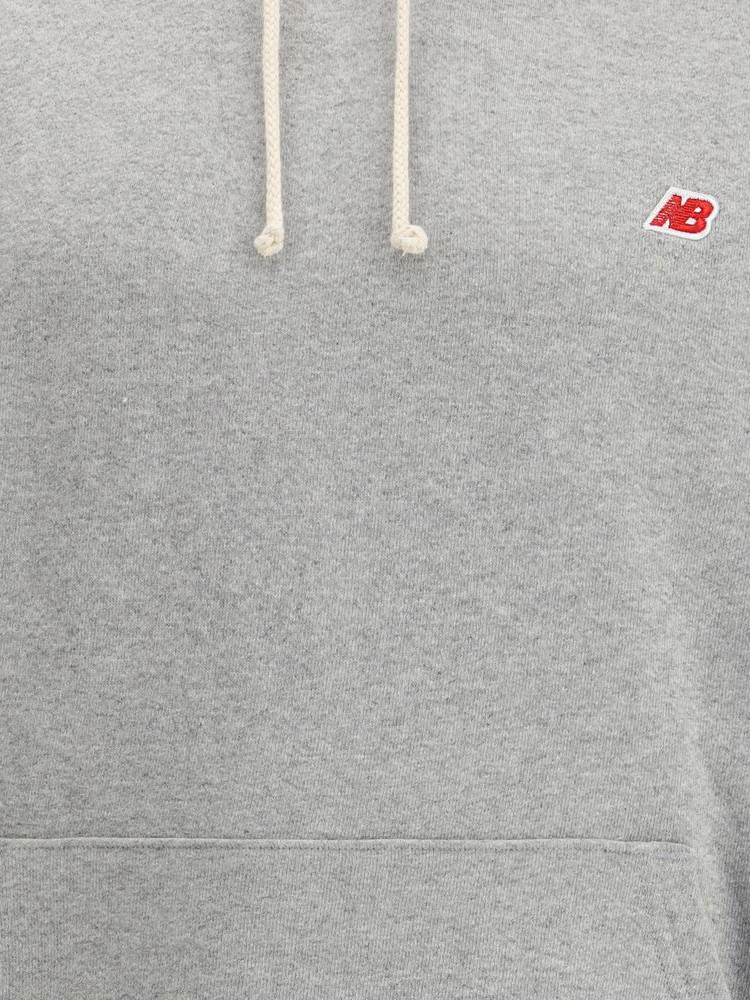 Свитшот New Balance из серого хлопка