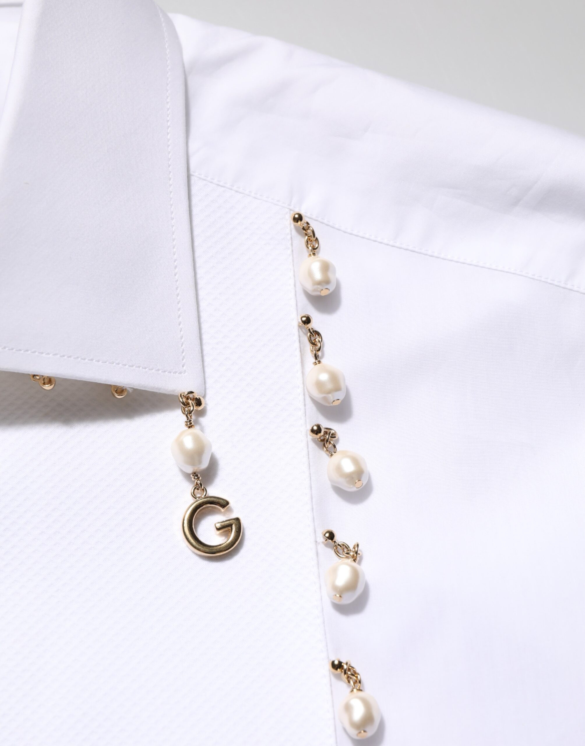Dolce & Gabbana Klassik Kostyum Ko'ylagi, Oq Paxta, DG Logotipi, Marjon va Oltin Rang