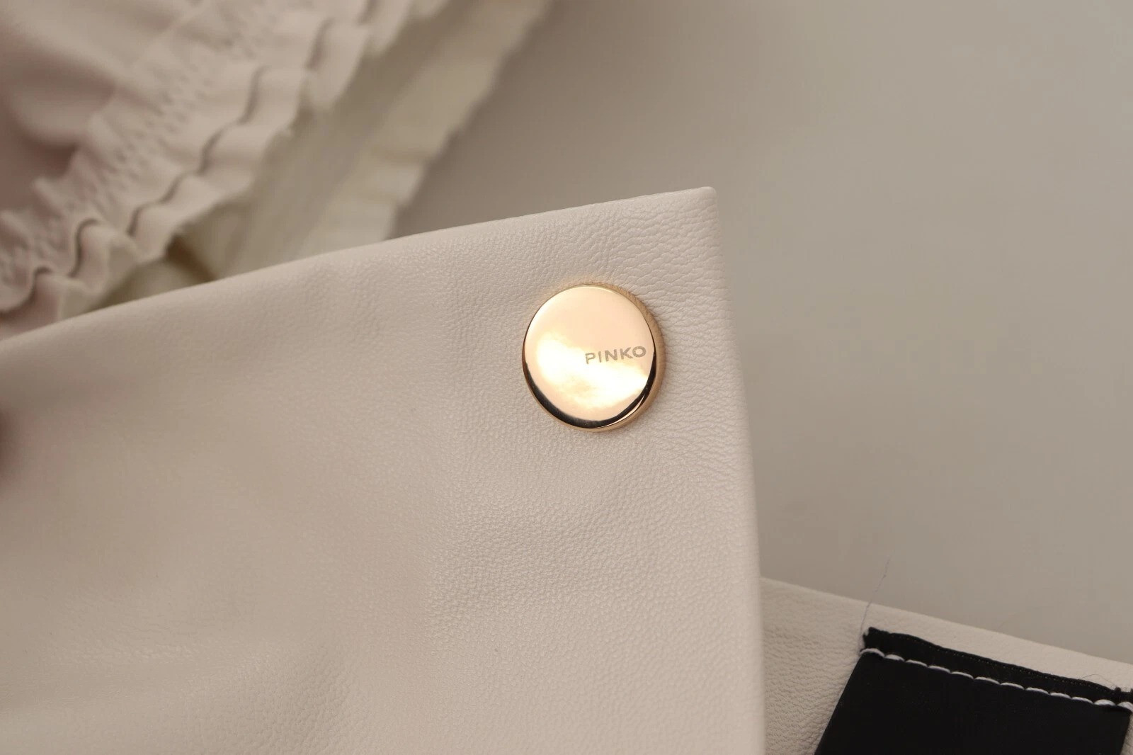 Pinko oq kvadrat bo'yinli tugmali qisqa bluzka