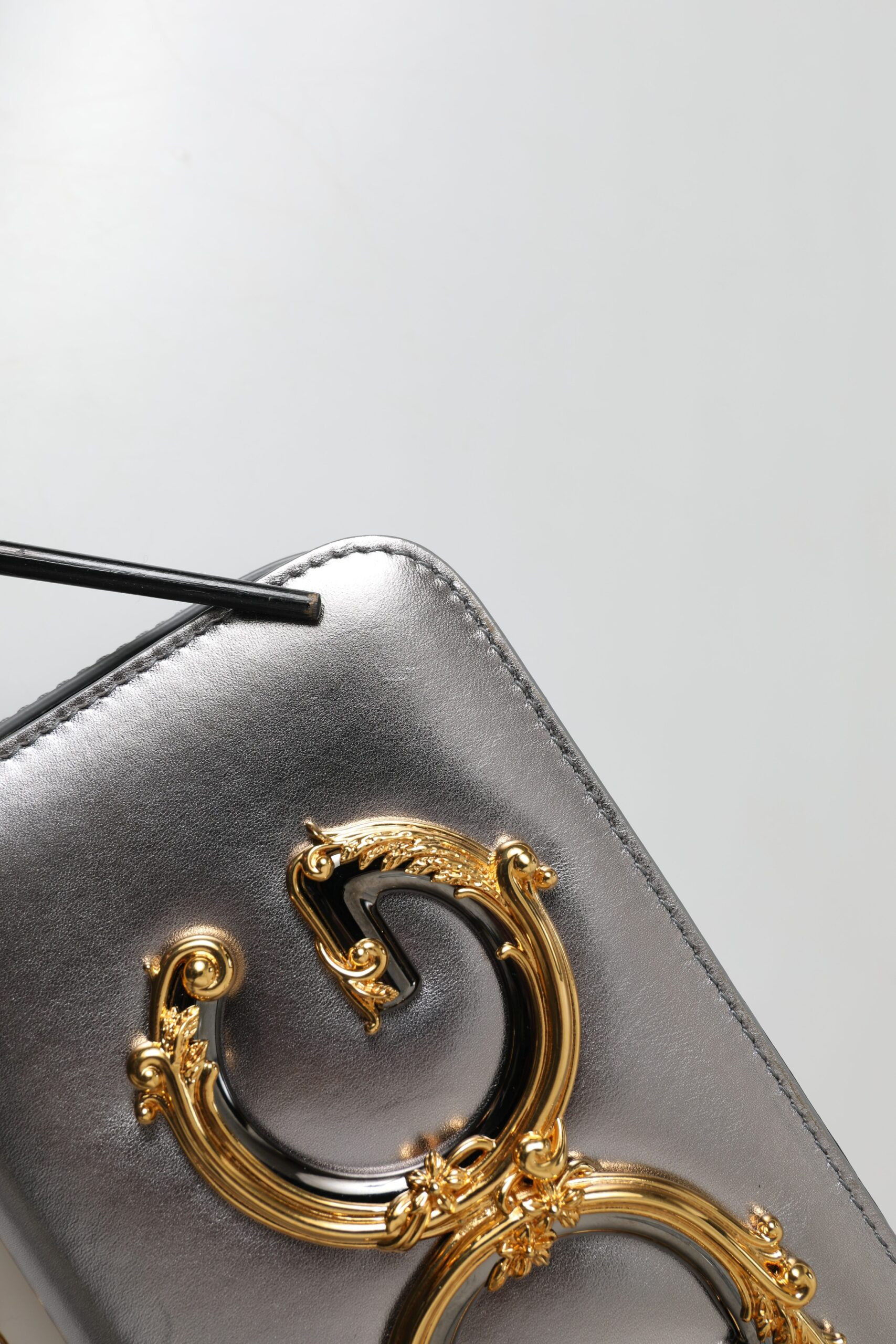 Dolce & Gabbana Metallic Silver Nappa Mini DG Girls yelkasiga osiladigan sumkasi