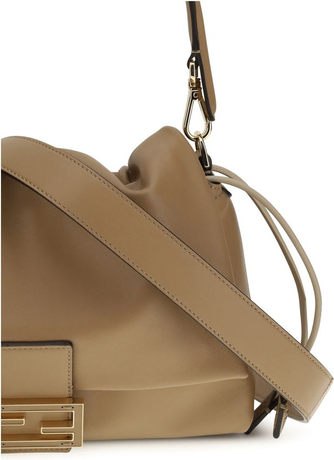 Fendi Mamma Baguette yelkasiga osiladigan sumka