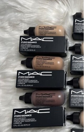 Прозрачный тональный крем MAC Cosmetics Studio Radiance