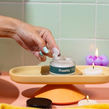 Feuchtigkeitscreme von Freshly Cosmetics gegen Zeichen der Hautalterung und Falten