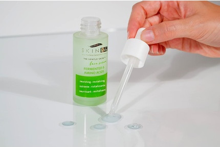 Serum Skin Iv Hautserum mit fermentierten Inhaltsstoffen und Aminosäuren, nährend und revitalisierend