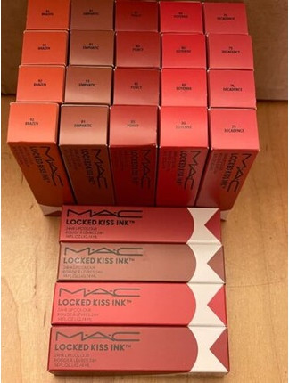 Flüssiger Lippenstift MAC Cosmetics Locked Kiss Rouge Tint 24 Stunden haltbar