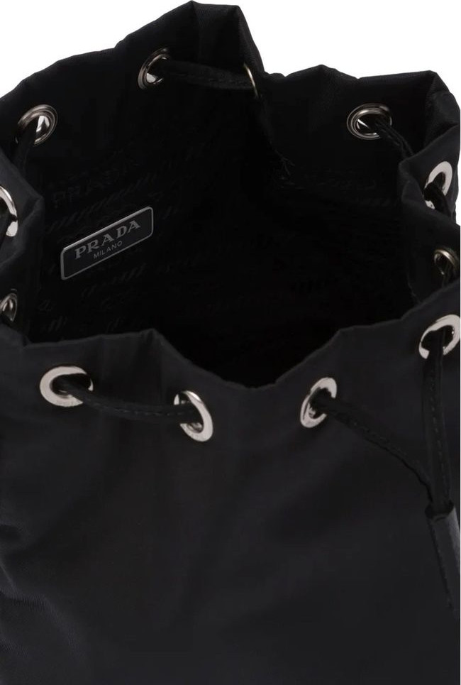 Черная нейлоновая сумка Prada
