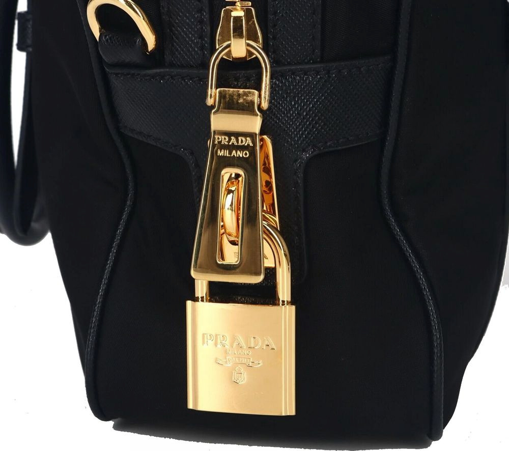 Черная нейлоновая сумка Prada