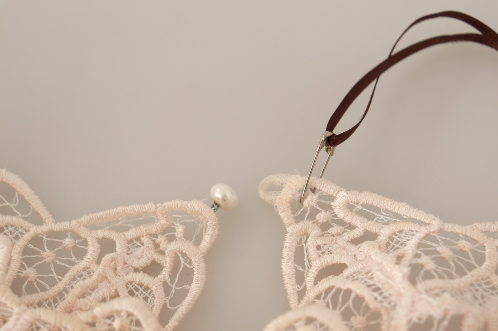 Etuikleid mit Volants aus beige Viskose, ärmellos und knielang von Ermanno Scervino
