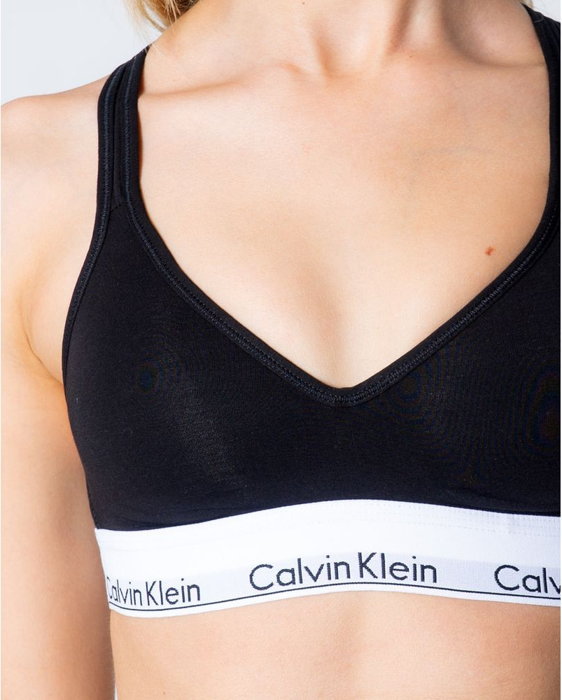 Calvin Klein Underwear ko'krak bezi