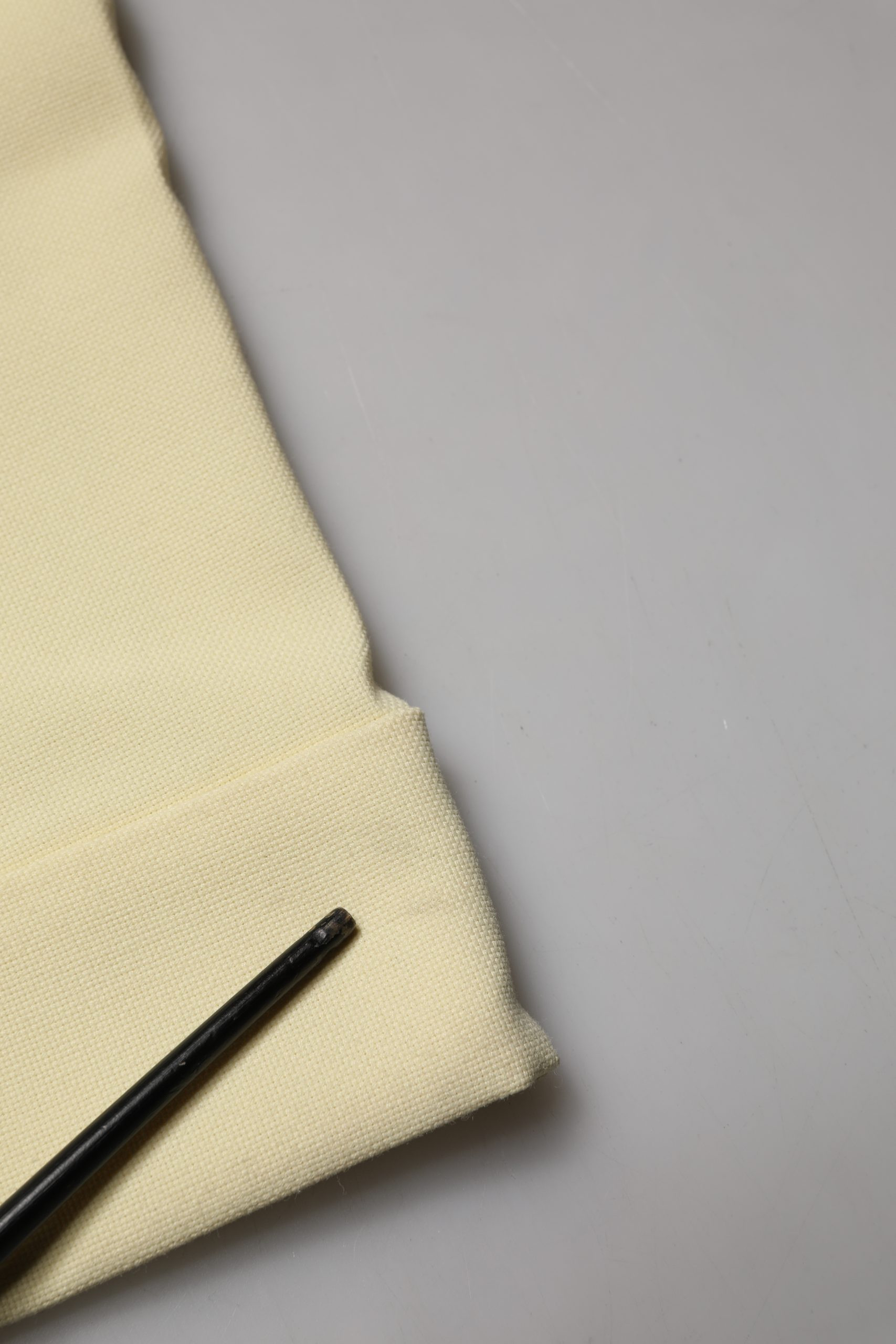 Ganni gelbe Hose mit hoher Taille, geradem Schnitt und Falten