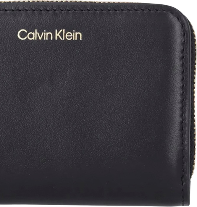 Calvin Klein sumkasi