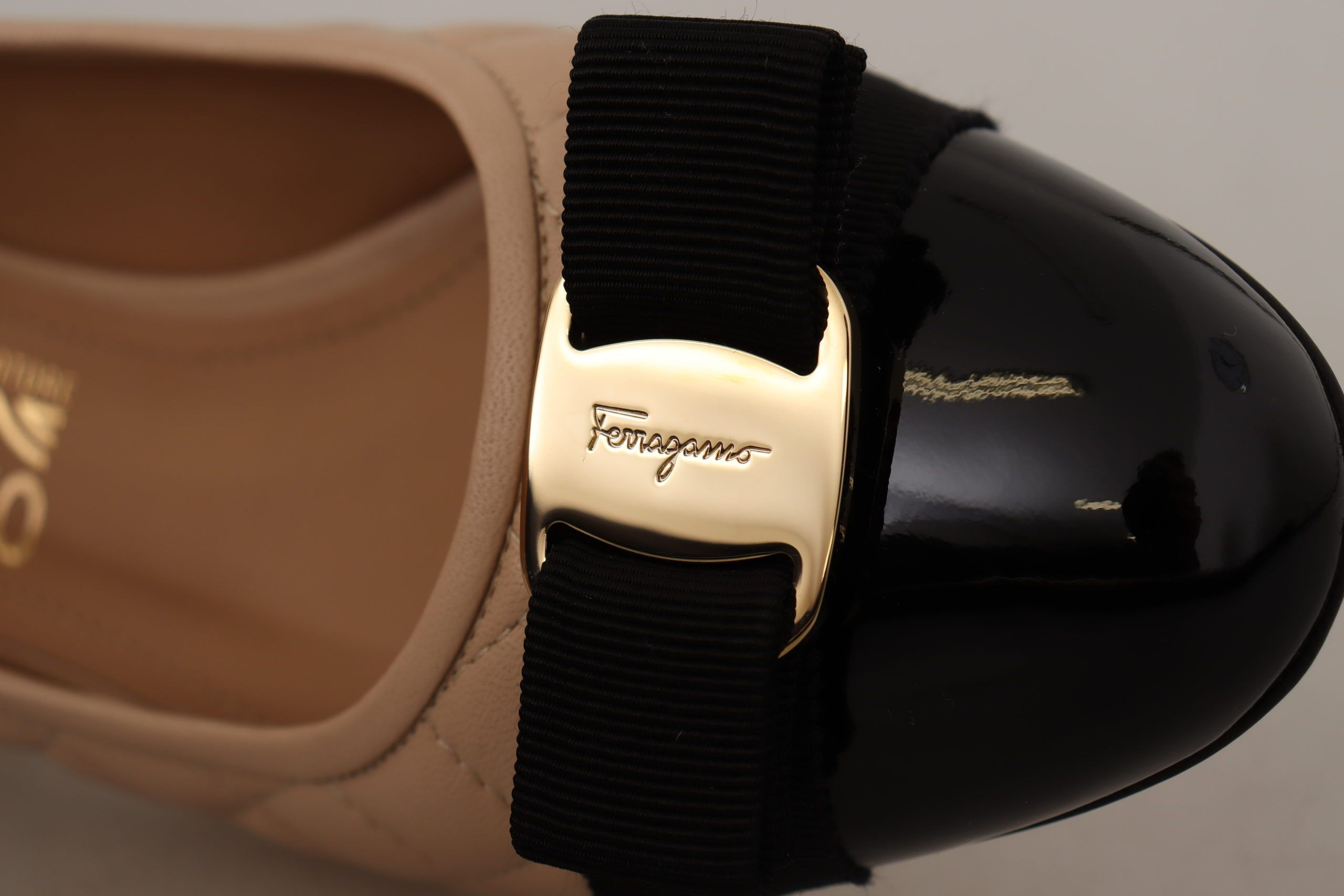 Pumps Salvatore Ferragamo Elegant Quilted Leather